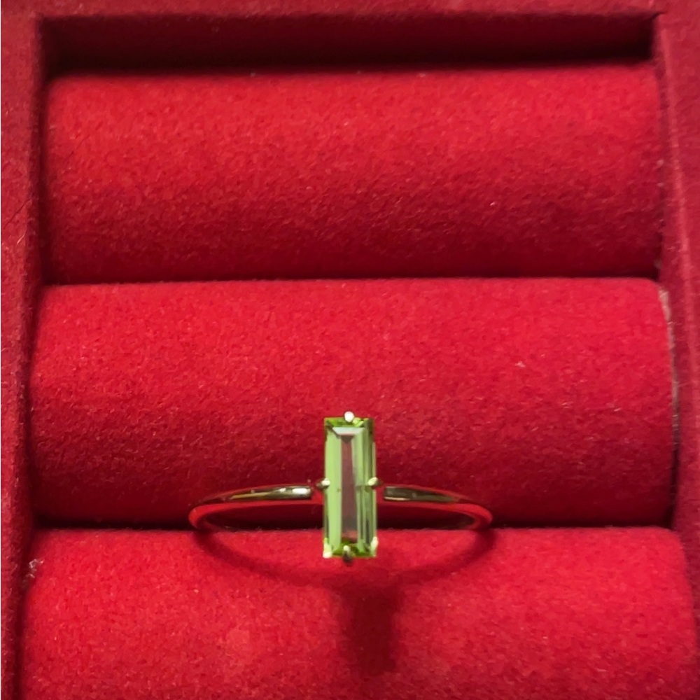 Ring 14k gold 8x3 mm baguette peridot